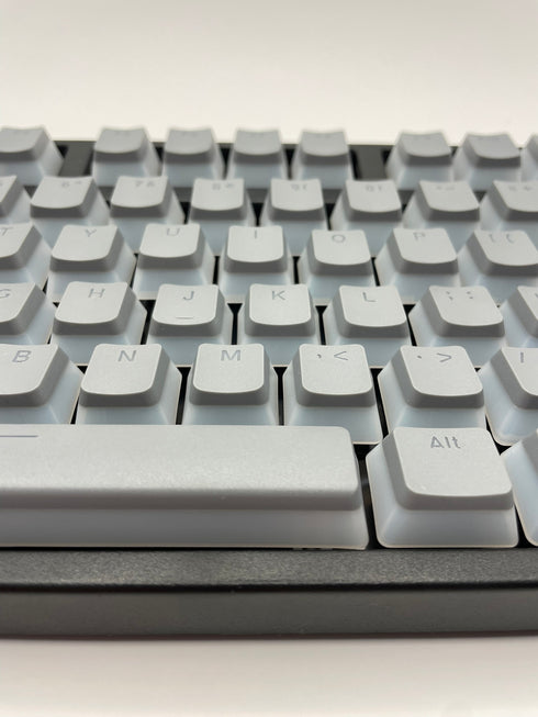 Grijze pudding keycaps op mechanisch toetsenbord met OEM-profiel – QWERTY-indeling